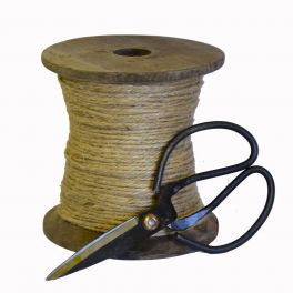 Wood bobbin with cord and scissors, large d14.5 h14.5 Wood bobbin with cord and scissors, large d14.5 h14.5